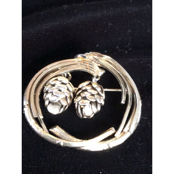 Vintage Rare 1/20 12K GF Brooch Fall Wreath With Dangle Pine Cones Brooch - Picture 1 of 8